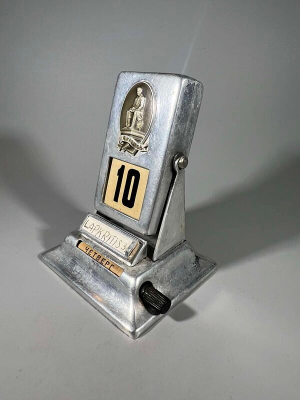 Vartomas stalinis kalendorius sovietinis, tarybinių laikų, veikiantis. Kaina 53