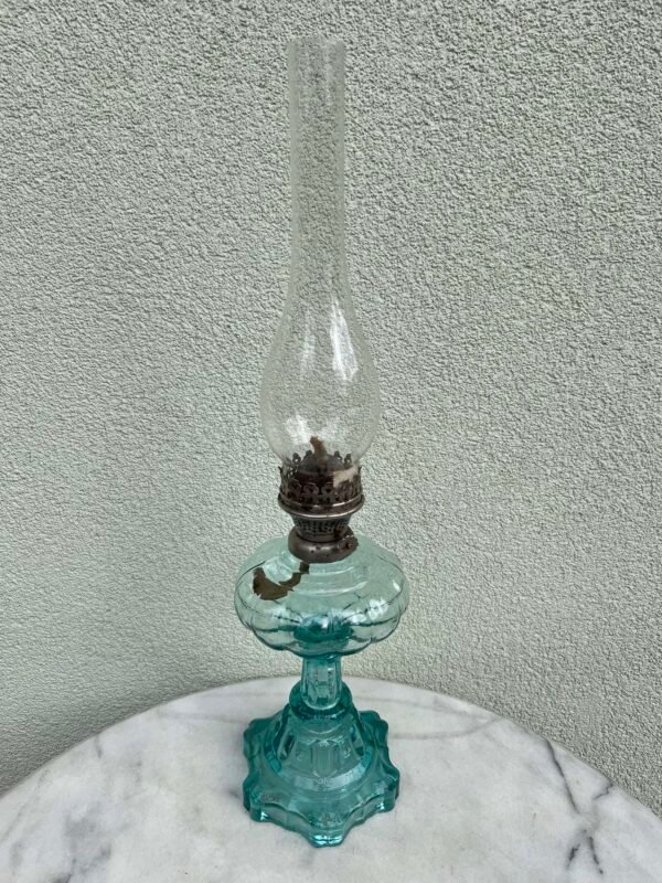 Žibalinė lempa antikvarinė, melsvo stiklo, veikianti. Kaina 78