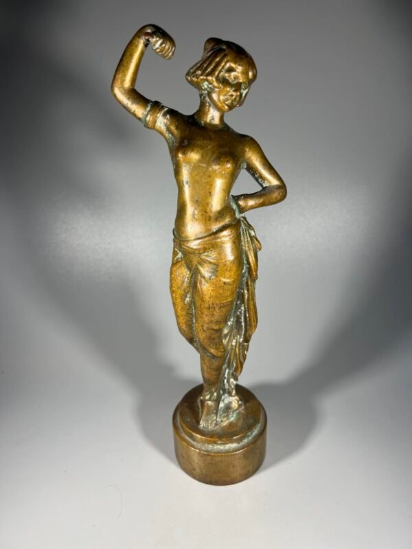 Statulėlė Šokanti moteris, bronzinė, antikvarinė. Svoris 2,5 kg. Kaina 132