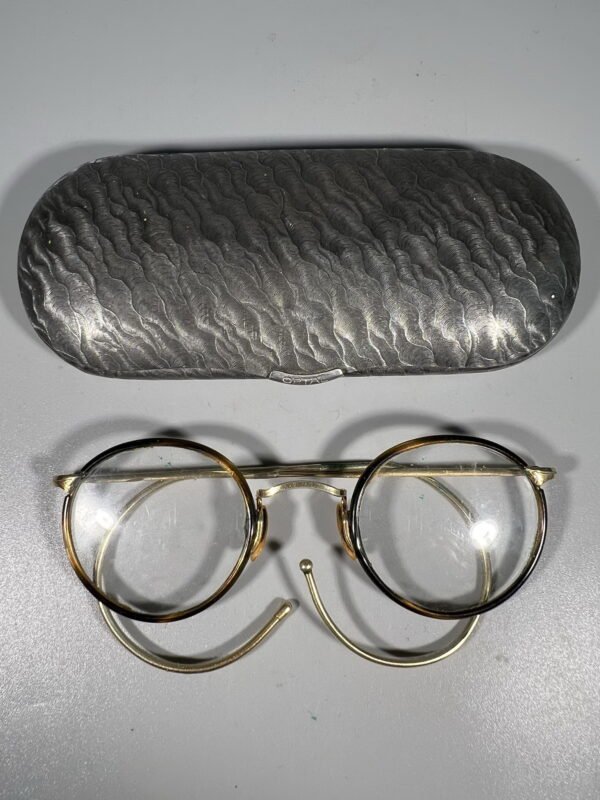 Akiniai su dėklu antikvariniai. Kaina 87