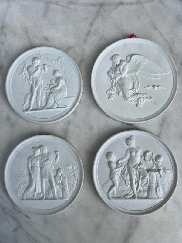 Plaketė, plaketės porcelianinės, biskvito Royal Copenhagen. Liko 2 vnt. LIKO: antra viršutinėje ir antra apatinėje eilėje. Kaina po 17