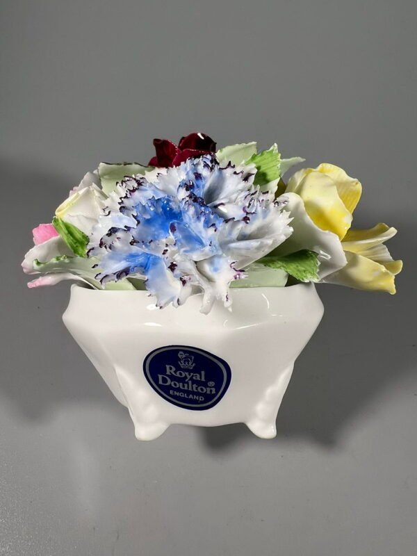Gėlių kompozicija, gėlės vazonėlyje, puokštė, porcelianinė, angliška, rankų darbo, Royal Doulton, England. Kaina 27