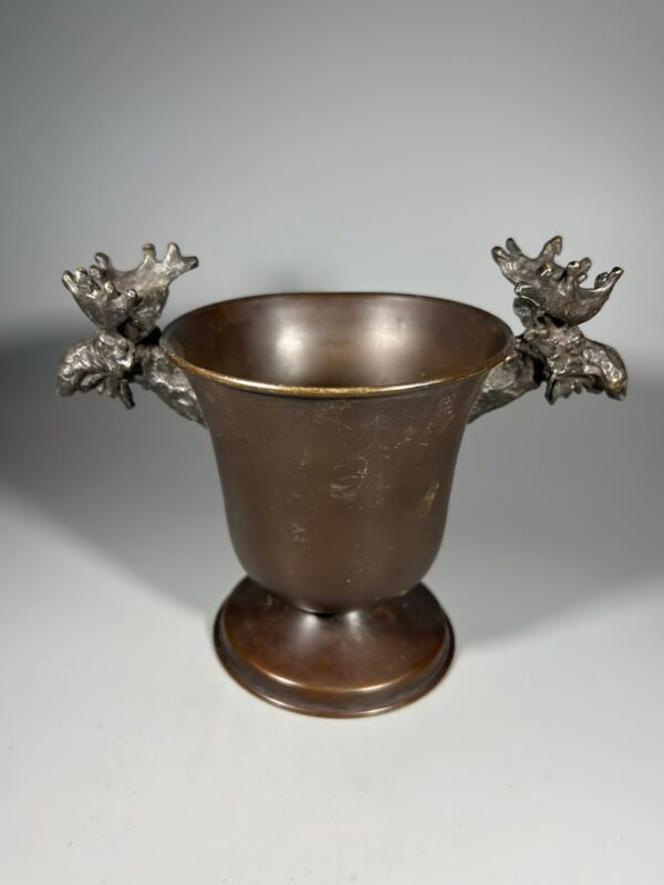 Taurė, vaza, indas su briedžių galvomis antikvarinis. Kaina 33