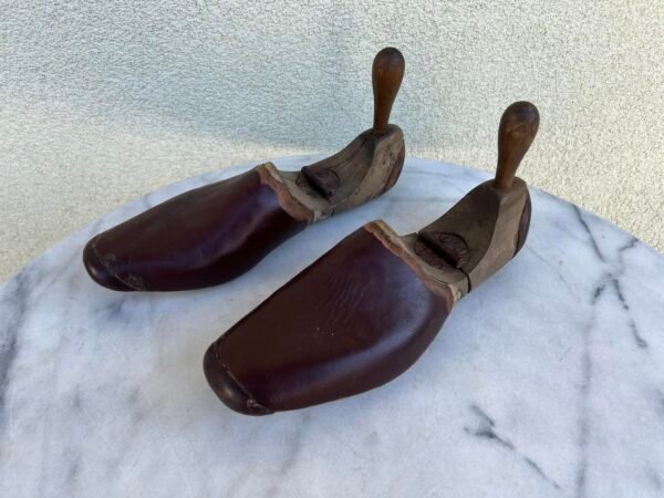 Kurpaliai mediniai, antikvariniai, dengti oda. 2 vnt. Kaina 63 už abu.