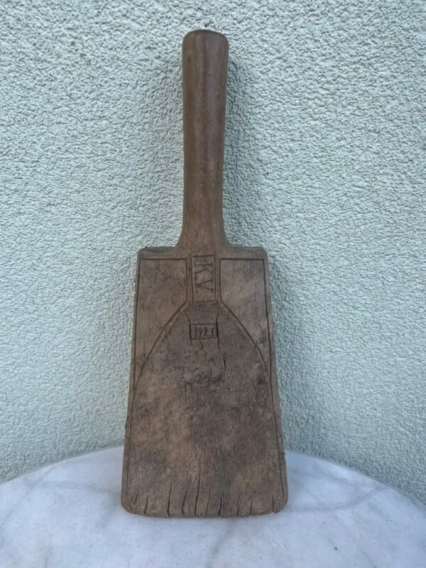 Kultuvė medinė, antikvarinė, lietuviška. Inicialai K.V. 1921 m. Kaina 53