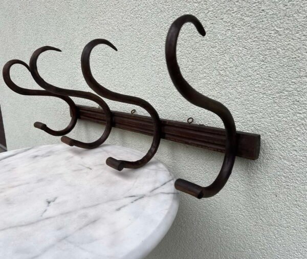 Kabykla Thonet stiliaus, originali, antikvarinė. Tvirta, nelūžus. Kaina 93