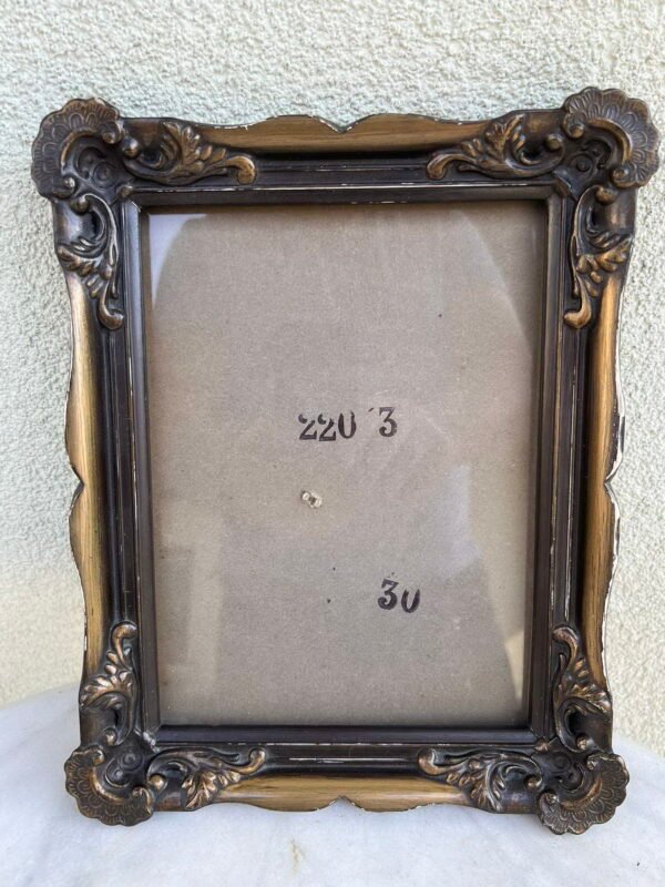 Rėmelis baroko stiliaus, medinis, dengtas tonuotu gipsu. Kaina 17