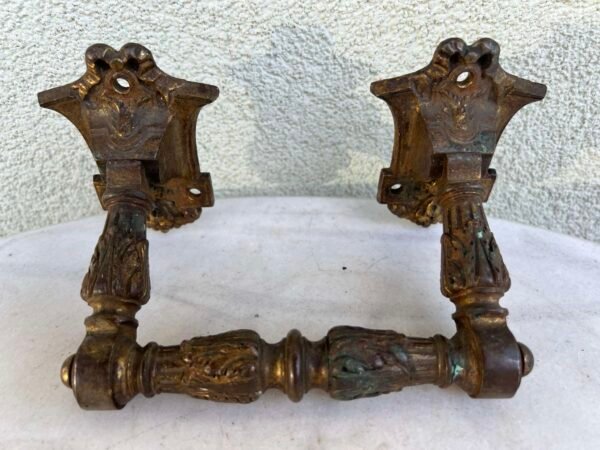 Rankena bronzinė, antikvarinė, prancūziška, masyvi. Svoris 1 kg. Kaina 68