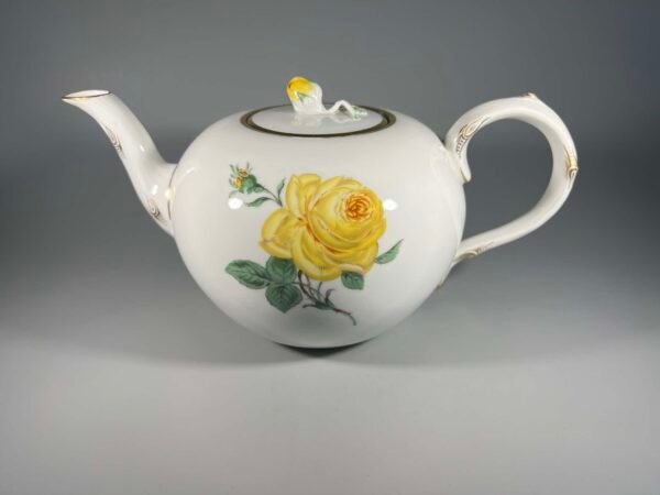 Arbatinukas Meissen porcelianinis, antikvarinis, tapytas geltonos rožės motyvais, forma "Neuer Ausschnitt". Talpa 0,75 l. Kaina 128
