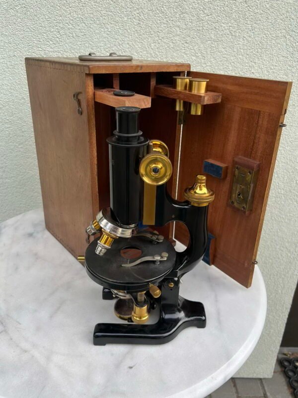 Mikroskopas su dėže antikvarinis Stiasnne Paris France microscope. Veikiantis. Kaina 368