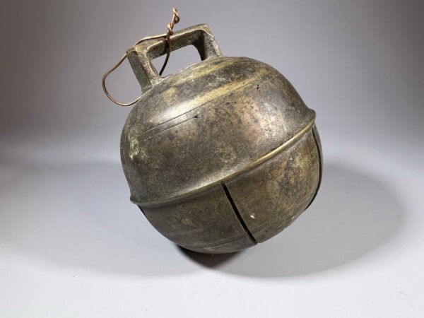 Varpelis, žvangulis, apvalus, pakabinamas, antikvarinis. Kaina 27