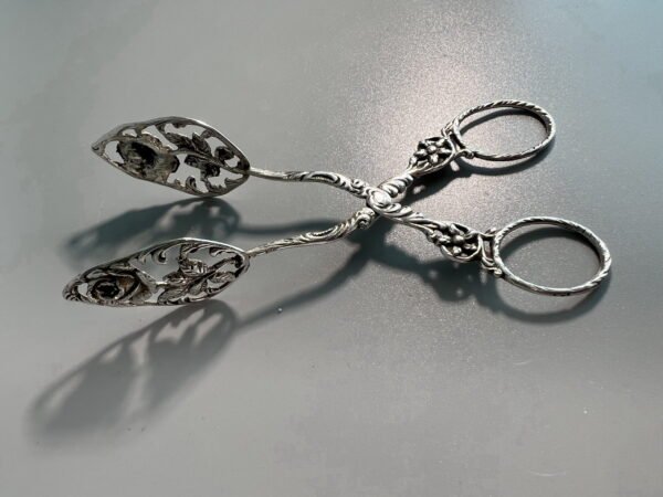 Žnyplės sidabrinės, serviravimo, kulinarinės, konditerinės, pyragaičiams, tortui antikvarinės. Praba (830). 3 karūnos. Švedija. Ilgis 14,5 cm. Svoris 31 gr. Kaina 78