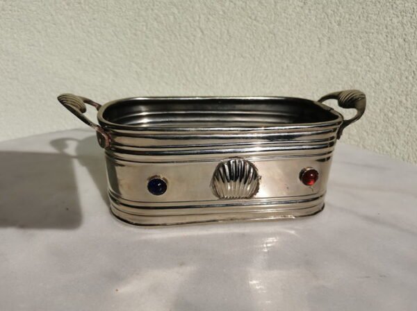 Indas metalinis, su rankenomis ir papuošimais. Kaina 28