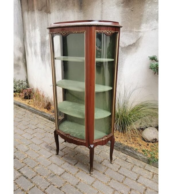 Vitrina, spinta Liudviko XV stiliaus. Lenkti stiklai. Kaina 458