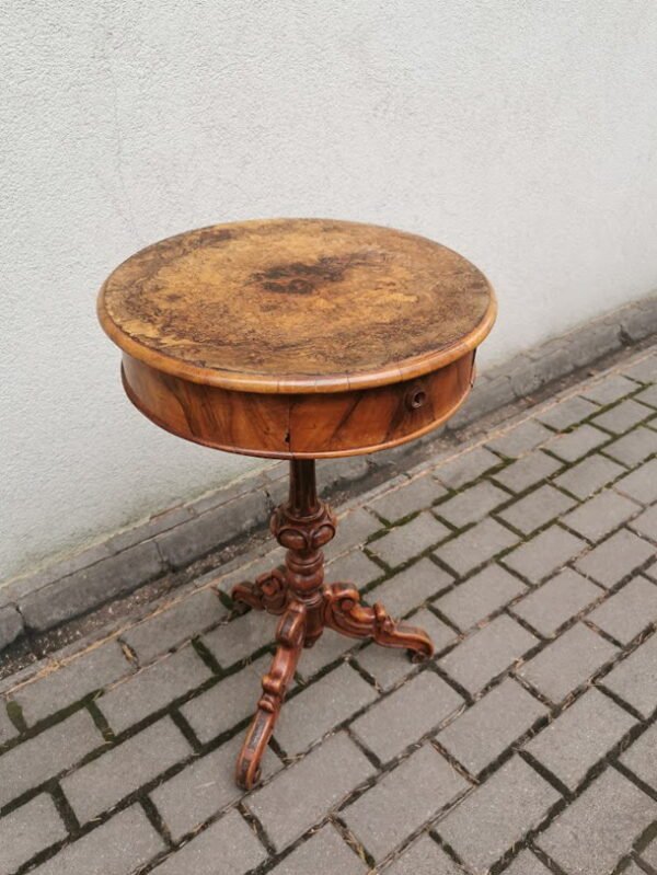 Staliukas, stovelis su stalčiuku siuvinėjimo, puoštas beržo šaknies faneruote, drožinetas, antikvarinis. Tvirtas. Kaina 148