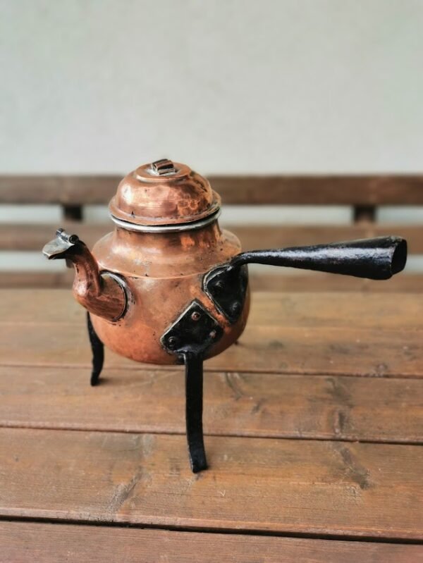 Indas, arbatinukas antikvarinis, trikojis, kaltinis su stovu ir rankena. Kaina 43