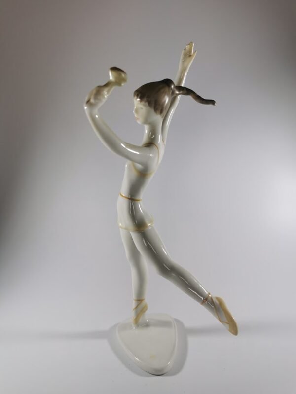 Statulėlė Balerina. Gimnastė, Mergaitė su gėle, porcelianinė. Kaina 48