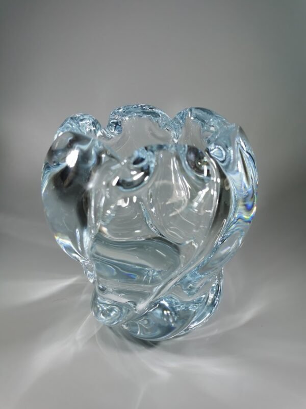 Vaza storo presuoto stiklo, Mid-century modern stiliaus. Autorinė. Svoris 2 kg. Kaina 51