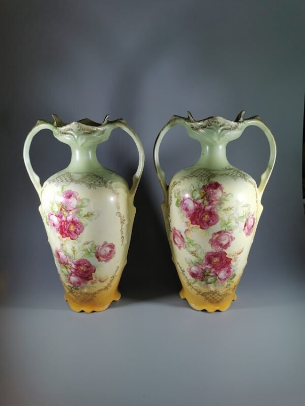 Vazos antikvarinės, porcelianinės, porinės. Kaina po 126