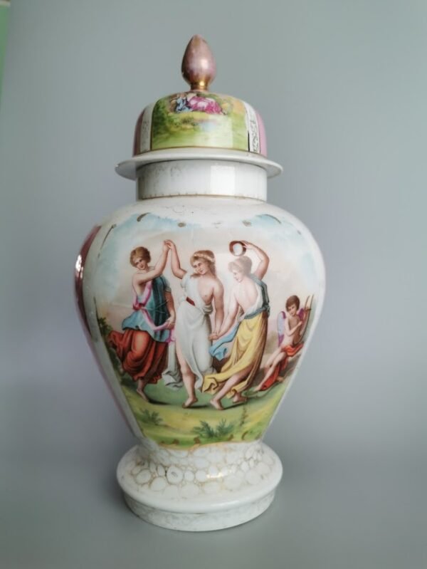 Vaza urna, porcelianinė, antikvarinė. Kaina 83
