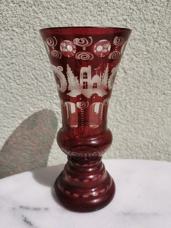Vaza Bohemia Egermann rubino spalvos, raižyto, pjaustyto stiklo, antikvarinė. Kaina 52