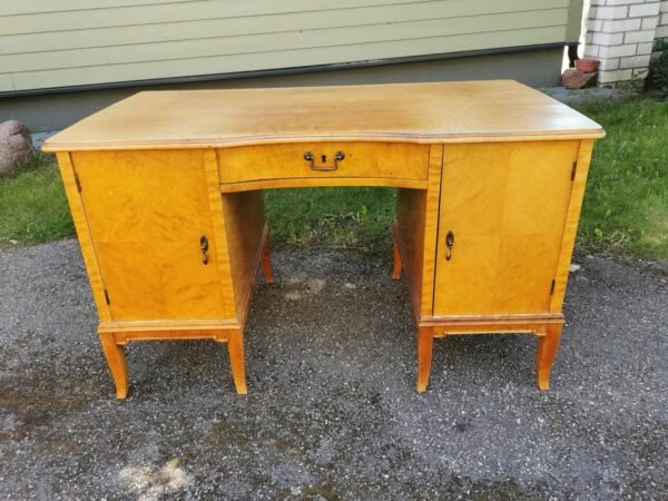 Rašomasis stalas antikvarinis, beržo faneruotė. Tvirtas ir stabilus. Kaina 278
