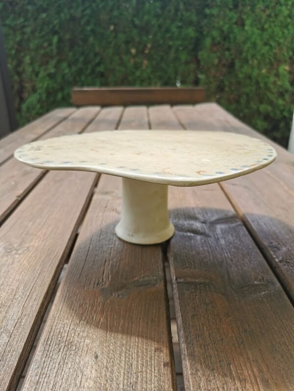 Tortinė, sūrinė, padėklas ant kojelės keraminė, glazūruota, autorinė. Kaina 23