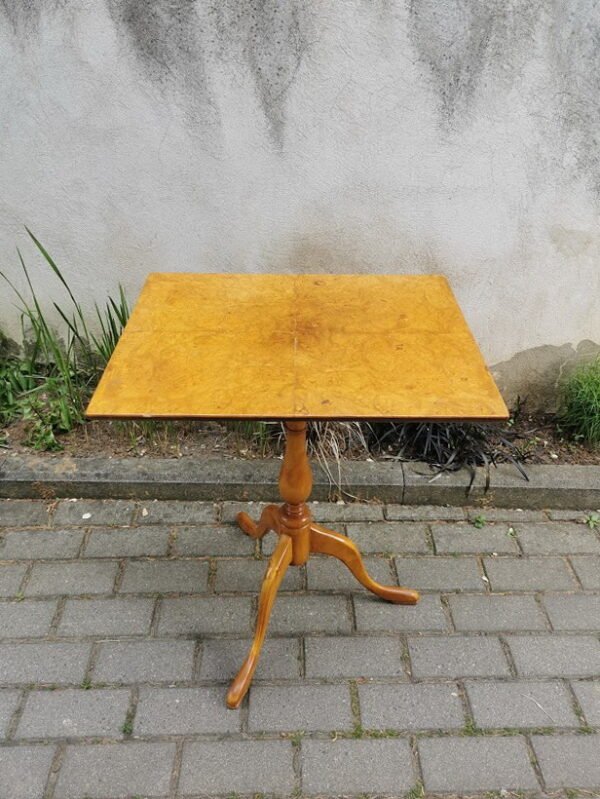 Staliukas nedidelis, stovelis riešutmedžio nulenkiamas, antikvarinis. Kaina 83