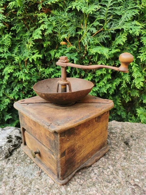 Kavamalė antikvarinė, didesnė. Kaina 57