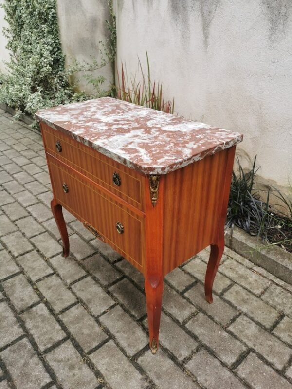 Komoda, spintelė akmeniniu, marmuriniu stalviršiu puošta bronza. Kaina 158