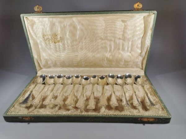 Šaukštelių sidabrinių, antikvarinių komplektas 12 vnt. originalioje dėžutėje. Kaina 462