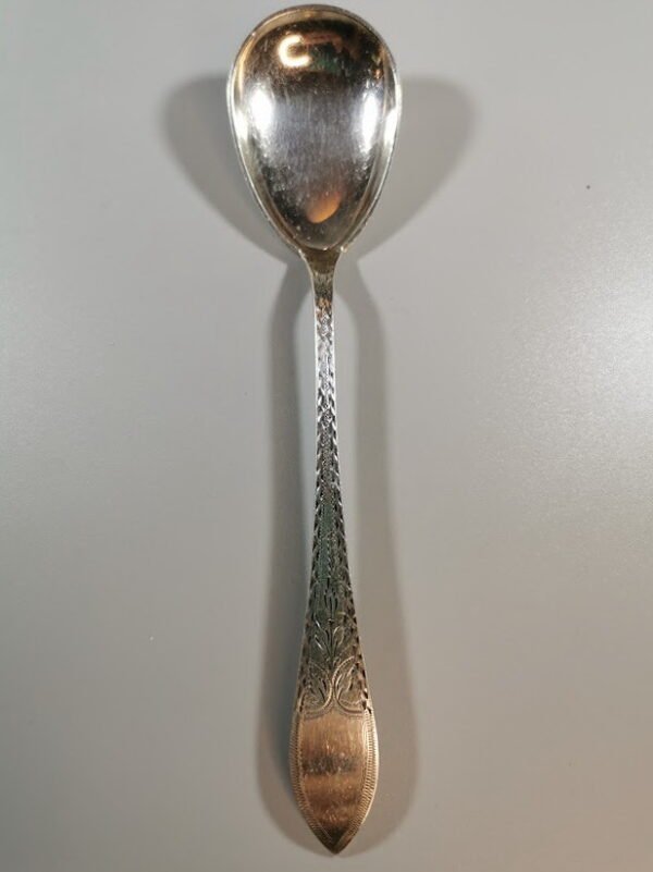 Šaukštelis sidabrinis, puoštas ornamentais, antikvarinis. Ilgis 15 cm. Kaina 48