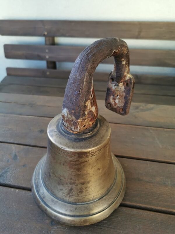 Varpas su tvirtinimu, storasienis bronzinis, antikvarinis. Svoris 4,5 kg. Kaina 213