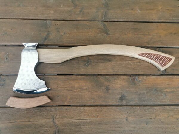 Kirvis drožinėta ąžuoline rankena. Rankų darbas. Kirvio galva antikvarinė, restauruota. Ypač aštrus. Kaina 187