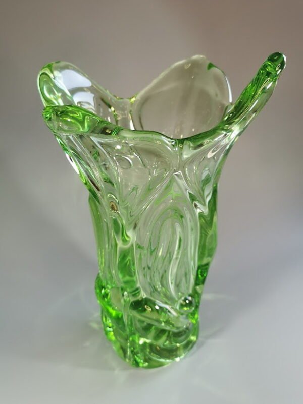 Vaza antikvarinė, storo, žalio stiklo. Svoris 3 kg. Kaina 53