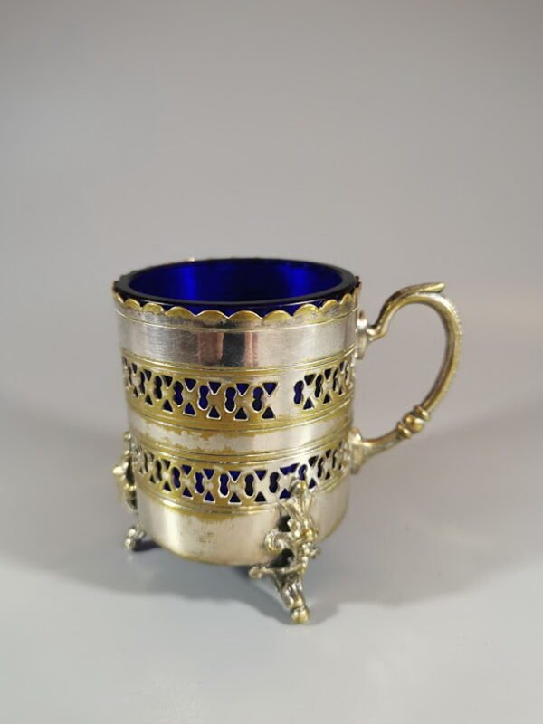 Indas su rankena, padažinė, antikvarinis, metalinis su mėlynos spalvos stiklu. Kaina 36