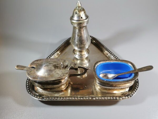 Komplektas, rinkinys: prieskoninė, druskinė, pipirinė su padėklu, sidabruoti. E.P.N.S. Kaina 32 už viską.