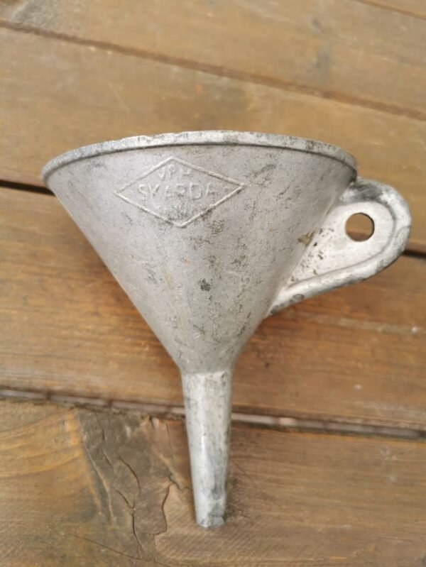 Piltuvėlis antikvarinis, gamintojas VPM SKARDA KAUNAS. Kaina 32