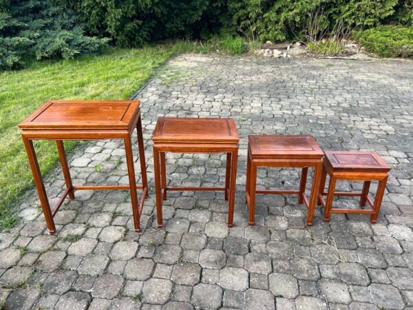 Staliukų komplektas, staliukai, stoveliai vintažiniai, tvirti. 4 vnt. Kaina 168 už visus.