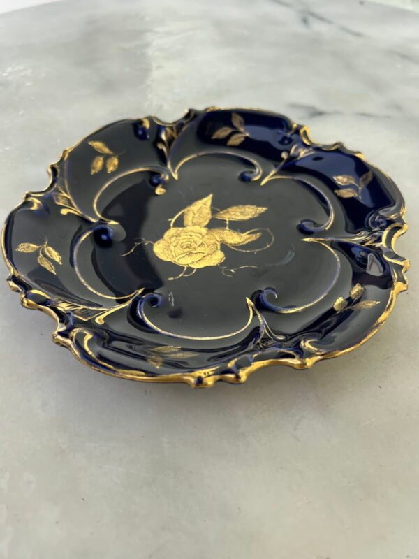 Lėkštė porcelianinė, kobaltas, auksavimas, Jlmenau Graf von Henneberg, Vokietija. Kaina 28