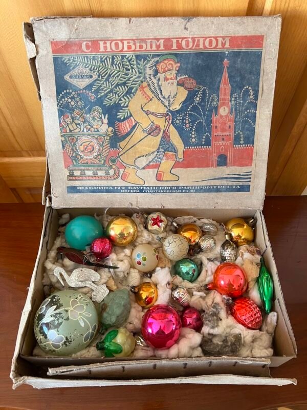 Naujametinių, kalėdinių žaisliukų kolekcija originalioje dėžėje, sovietinė, tarybinių laikų, С НОВЫМ ГОДОМ, Su Naujaisiais metais. Фабрика №2 Бауманского Райпромтреста. 1950-1960 m. Kaina 43 už viską.