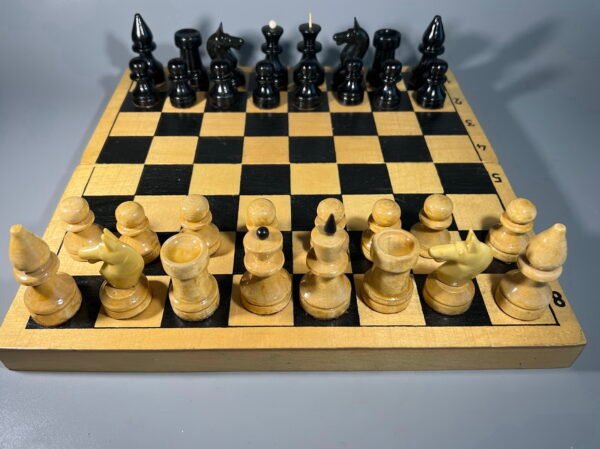 Šachmatai mediniai su medine šachmatų lenta, komplektas, sovietiniai, tarybinių laikų. 1970-1980 m. Kaina 22