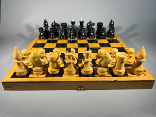 Šachmatai mediniai su medine šachmatų lenta, komplektas, sovietiniai, tarybinių laikų. 1970-1980 m. Kaina 23