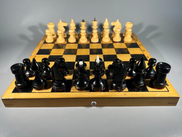 Šachmatai mediniai su medine šachmatų lenta, komplektas, sovietiniai, tarybinių laikų. 1970-1980 m. Kaina 27