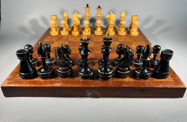 Šachmatai mediniai su medine šachmatų lenta, komplektas, tarybiniai, sovietinių laikų. 1958 m. Klaipėda. Kaina 43