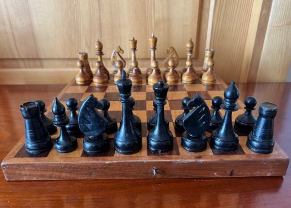 Šachmatai mediniai su medine šachmatų lenta, komplektas, sovietiniai, tarybinių laikų. 1950-1970 m. Kaina 63