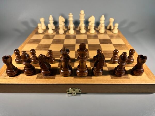 Šachmatai mediniai su medine šachmatų lenta, komplektas, vokiški. Kaina 58