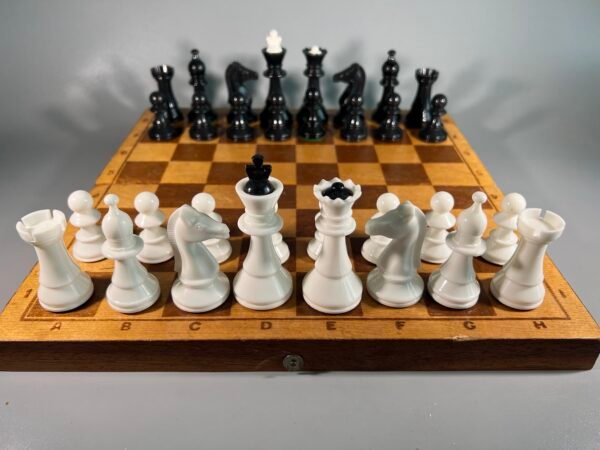 Šachmatai plastmasiniai su medine šachmatų lenta, komplektas, sovietiniai, tarybinių laikų. 1980 m. Kaina 28