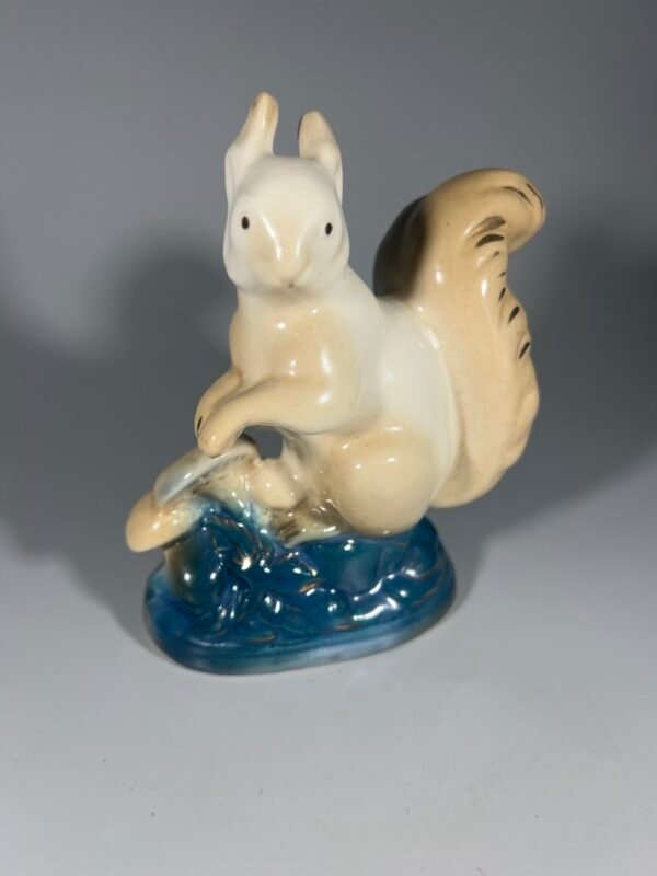Statulėlė porcelianinė Voverė su grybais, sovietinė, tarybinių laikų, ГЗ, Gželio gamykla. 1954–1960 m. Kaina 36
