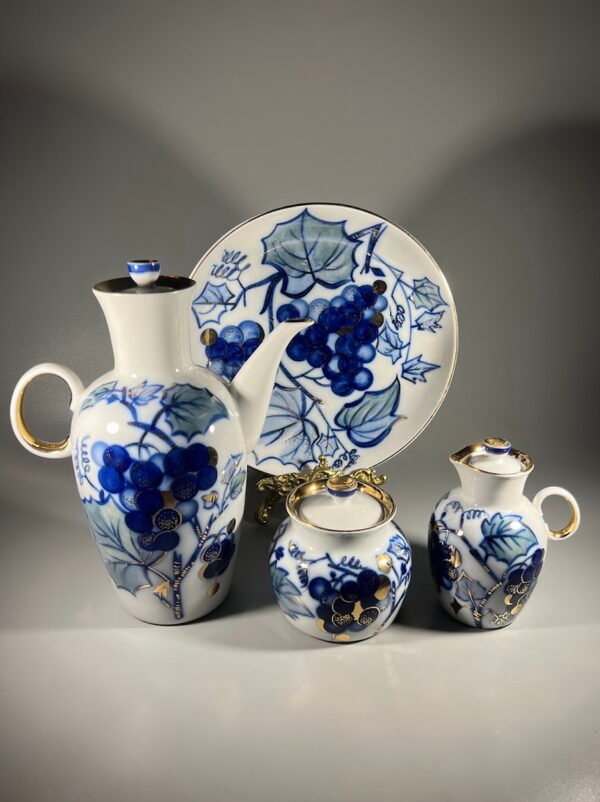 Servizas porcelianinis Vynuogės, Виноград, sovietinis, tarybinių laikų, kavinukas, cukrinė, pieno indelis ir lėkštė. Leningrado porceliano gamykla, LFZ, 1970–1980 m. Kainos: 63 ir 3 po 53